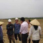 Mr Lem talks with farmers about fusarium